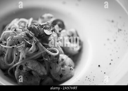 Köstliche hausgemachte italienische Pasta mit frischem Gemüse und Garnelen Stockfoto