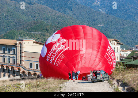 Krasnaja Poljana, Russland - Oktober 13, 2019: Vorbereitung für das Fliegen von Red Hot Air Balloon durch die Stadt. Stockfoto