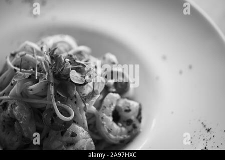 Köstliche hausgemachte italienische Pasta mit frischem Gemüse und Garnelen Stockfoto