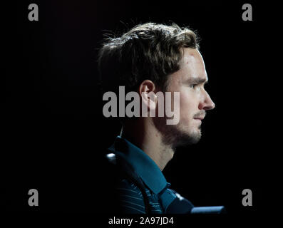O2, London, UK. 13. November 2019. In einem spannenden Nitto ATP-Finale Nachmittag singles Match, Rafael Nadal (ESP) (1) kommt von hinten zu schlagen Daniil Medwedew (RUS) (4), 6-7, 6-3, 7-6. Bild: Medwedew eingabe Center Court. Credit: Malcolm Park/Alamy Leben Nachrichten. Stockfoto