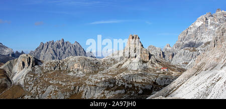 Berghütte Dreizinnenhütte/Rifugio Antonio Locatelli vor dem Berg Torre di Toblin/Toblinger Knoten in den Dolomiten, Südtirol, Italien Stockfoto