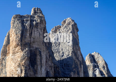 North Face der Tre Cime di Lavaredo / Drei Zinnen, drei markanten Bergspitzen bei Sonnenaufgang in der Sexten Dolomiten, Südtirol, Italien Stockfoto