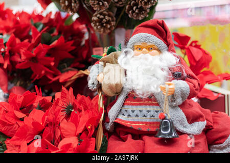 Santa Claus Doll auf Weihnachten. Weihnachten Grußkarte. Stockfoto