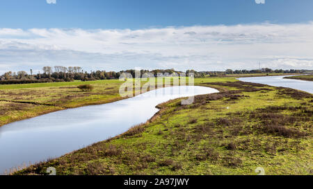 Einen malerischen Blick auf den Fluss aus dem IIJssel rote Eisenbahnbrücke Hanzeboog in Zwolle in den Niederlanden Stockfoto