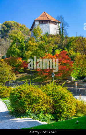 Die kleine Burg mit Herbstfarben Farbe aus Kamnik, Slowenien, Europa. Stockfoto