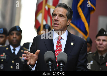 New York Gouverneur Andrew Cuomo nimmt an der Eröffnungsfeier der Veterans Day Parade am 11. November 2019 in New York City. Stockfoto