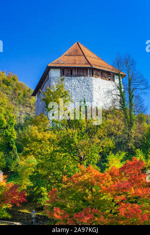 Die kleine Burg mit Herbstfarben Farbe aus Kamnik, Slowenien, Europa. Stockfoto