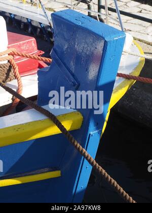 Der Bug eines Griechischen Fischerboot in Blau und Gelb Stockfoto