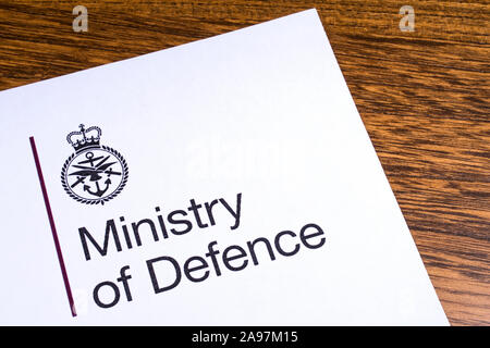 London, UK, 12. März 2019: Logo der britischen Verteidigungsministerium, dargestellt auf einem Stück Papier oder Gebrauchsinformation. Stockfoto