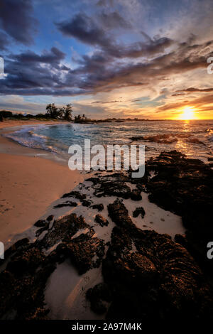 Die Ansicht kurz vor Sonnenuntergang am Makalawena Beach auf Big Island. Stockfoto