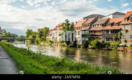 Bamberg 2019. Blick auf das Viertel Little Venice. Wir sind auf einem warm und bewölkt Nachmittag auf der Regnitz. August 2019 in Bamberg. Stockfoto