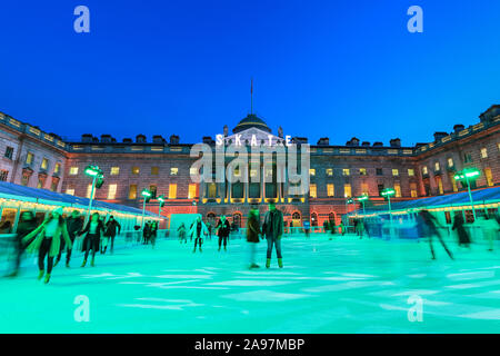 Somerset House, London, Großbritannien, 13. November 2019. Besucher genießen Schlittschuhlaufen auf der unberührten Eis in der schön beleuchteten Umgebung von Somerset House, wie die jährliche KATE' Eisbahn öffnet für die Öffentlichkeit. Der Außenbereich verfügt auch über eine Bar und einen Anzeigebereich. Somerset House Eisbahn geöffnet sein 13 Nov 2019 - 12 Jan 2020 Credit: Imageplotter/Alamy leben Nachrichten Stockfoto