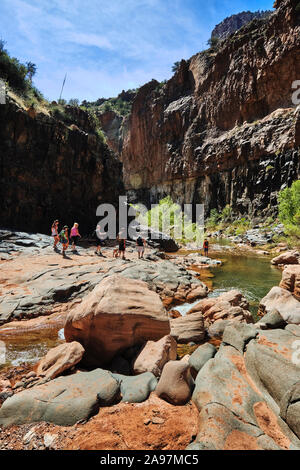 Wanderer ihren Weg vorbei an einem Pool auf Cibeque Creek, Arizona Stockfoto