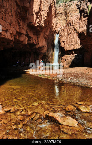 Wanderer unterhalb Cibeque fällt, Cibeque Creek in Arizona Stockfoto