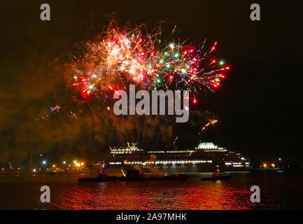 MV Columbus ist ein großer Luxus Kreuzfahrt- und ist das Flaggschiff der Kreuzfahrt und Maritime Voyages' Flotte. CMV feierte ihr 10-jähriges Jubiläum im November Stockfoto