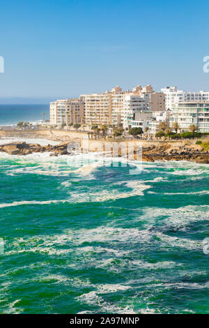 Weitwinkel Blick auf die Bantry Bay und Apartments in Kapstadt Südafrika Stockfoto