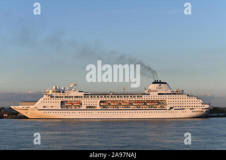 MV Columbus ist ein großer Luxus Kreuzfahrt- und ist das Flaggschiff der Kreuzfahrt und Maritime Voyages' Flotte. CMV feierte ihr 10-jähriges Jubiläum im November Stockfoto