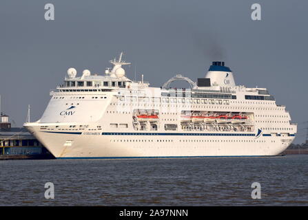 MV Columbus ist ein großer Luxus Kreuzfahrt- und ist das Flaggschiff der Kreuzfahrt und Maritime Voyages' Flotte. CMV feierte ihr 10-jähriges Jubiläum im November Stockfoto