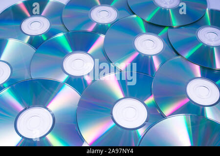 Ein Schuß von glänzenden Cds oder CDs, über einem weißen Hintergrund. Stockfoto