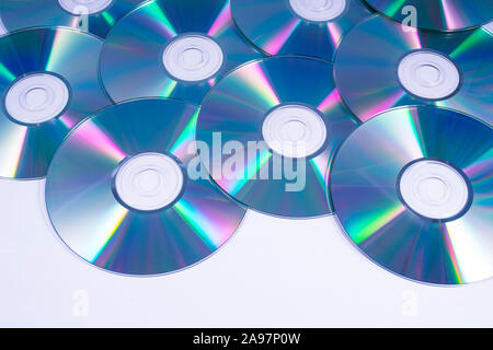 Ein Schuß von glänzenden Cds oder CDs, über einem weißen Hintergrund. Stockfoto