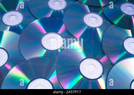 Ein Schuß von glänzenden Cds oder CDs, über einem weißen Hintergrund. Stockfoto