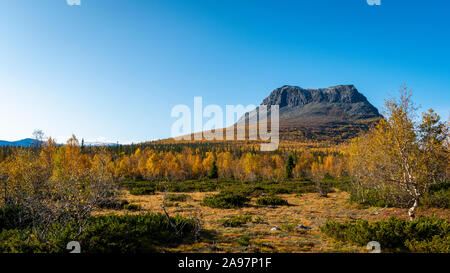 Schöne Panorama der arktischen Landschaft in Lappland, Schweden Wandern auf dem Kungsleden im Herbst Stockfoto