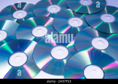 Ein Schuß von glänzenden Cds oder CDs, über einem weißen Hintergrund. Stockfoto