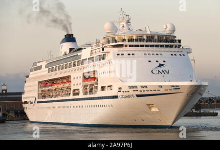 MV Columbus ist ein großer Luxus Kreuzfahrt- und ist das Flaggschiff der Kreuzfahrt und Maritime Voyages' Flotte. CMV feierte ihr 10-jähriges Jubiläum im November Stockfoto