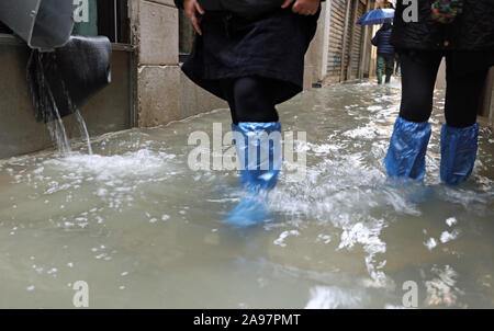 Gasse in Venedig Italien während der Flut und einen Eimer das Innere der Shop komplett überflutet zu leeren Stockfoto