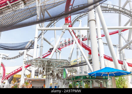 Achterbahn in Universal Studios Theme Park auf der Insel Sentosa Stockfoto