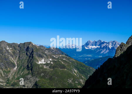 Massive Gebirge von Schladming Alpen, Österreich. Die Pisten der Alpen sind steil, teilweise mit grünen Büschen überwachsen. Gefährliche Bergsteigen. C Stockfoto
