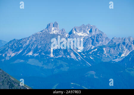 Massive Gebirge von Schladming Alpen, Österreich. Die Pisten der Alpen sind steil, teilweise mit grünen Büschen überwachsen. Gefährliche Bergsteigen. C Stockfoto