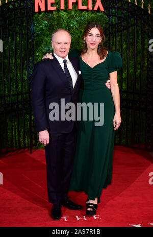 Jason Watkins (links) und Clara Francis ankommen für die Krone Jahreszeit drei Premiere im Curzon Mayfair, London. Stockfoto