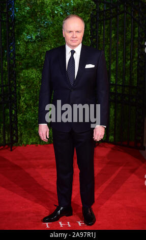 Jason Watkins ankommen für die Krone Jahreszeit drei Premiere im Curzon Mayfair, London. Stockfoto