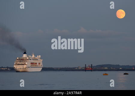 MV Columbus ist ein großer Luxus Kreuzfahrt- und ist das Flaggschiff der Kreuzfahrt und Maritime Voyages' Flotte. CMV feierte ihr 10-jähriges Jubiläum im November Stockfoto