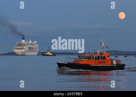 MV Columbus ist ein großer Luxus Kreuzfahrt- und ist das Flaggschiff der Kreuzfahrt und Maritime Voyages' Flotte. CMV feierte ihr 10-jähriges Jubiläum im November Stockfoto