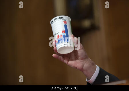 November 13, 2019, Washington, District of Columbia, USA: United States Senator Ron Johnson (Republikaner von Wisconsin) spricht mit EU-Kommissar der US-amerikanischen Zoll- und Grenzschutzbehörden Mark Morgan, Geschäftsführender Direktor der U.S. Citizenship und Immigration Services Kenneth T. Cuccinelli, Stellvertretender Direktor der US-Einwanderungs- und Zollbehörden Derek N. Benner und Direktor des Executive Office für Einwanderung Überprüfung an das US-Justizministerium James McHenry, wie Sie vor dem US-Senat Ausschusses für Innere Sicherheit und staatlichen Angelegenheiten auf dem Capitol Hill in Washington bezeugen Stockfoto