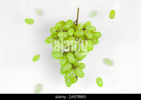 Frische reife Organische grüne Trauben schweben in der Luft, auf weißem Hintergrund, gesunde Ernährung und Lebensstil Stockfoto