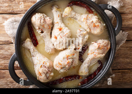 Bengali Huhn rezala Rezept (Weiß Chicken Curry) Close-up in einer Pfanne auf dem Tisch. Horizontal oben Ansicht von oben Stockfoto