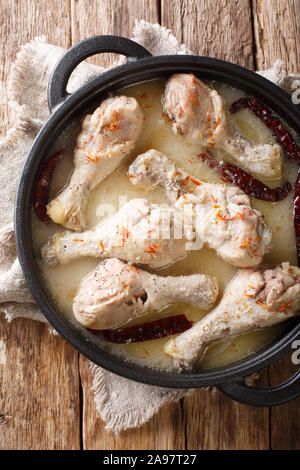 Indisches Huhn Rezala mit würzigen Joghurt Sauce close-up in einer Pfanne auf dem Tisch. Vertikal oben Ansicht von oben Stockfoto