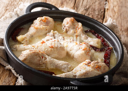 Weiß Chicken Curry in der Pfanne serviert. Landhausstil. Indisches essen. Horizontale Stockfoto