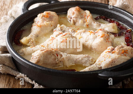 Bengali Huhn rezala Rezept (Weiß Chicken Curry) Close-up in einer Pfanne auf dem Tisch. Horizontale Stockfoto