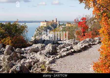 Herbst Farben auf dem Rilke Trail an der adriatischen Küste in der Nähe von Triest, Italien, mit der das Schloss von Duino im Hintergrund Stockfoto