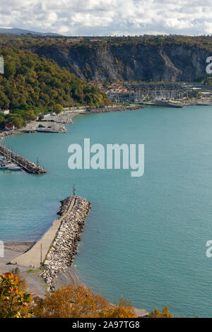 Herbst Blick auf die Küste an der Bucht von Sistiana und Portopiccolo Resort in der Nähe von Triest, Italien Stockfoto