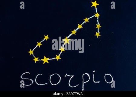 Sternbild Skorpion in Kreide und goldenen Sternen auf einer Schiefertafel, das wie eine Nacht Sternenhimmel erstellt Stockfoto