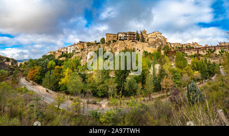 Panoramablick von Cuenca und berühmten hängenden Häuser, Spanien. Stockfoto