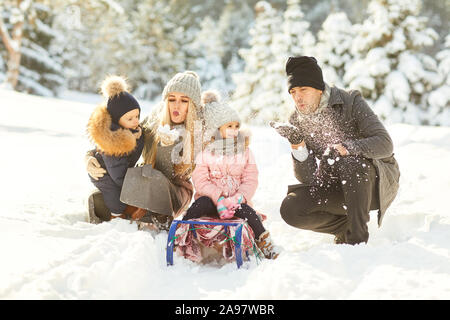 Paar mit Kindern in Winter Park Spaß Stockfoto