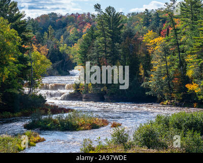 Lower Falls, Tahquamenon Falls State Park westlich von Paradies, obere Halbinsel, Michigan. Stockfoto