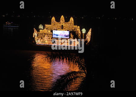 Während des Kambodschanischen Wasserfestivals in Phnom Penh, Kambodscha, reflektiert ein beleuchteter Wagen den Tonle SAP River. © Kraig Lieb Stockfoto