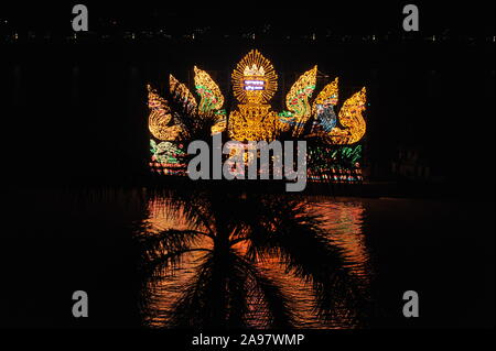 Während des Kambodschanischen Wasserfestivals in Phnom Penh, Kambodscha, reflektiert ein beleuchteter Wagen den Tonle SAP River. © Kraig Lieb Stockfoto